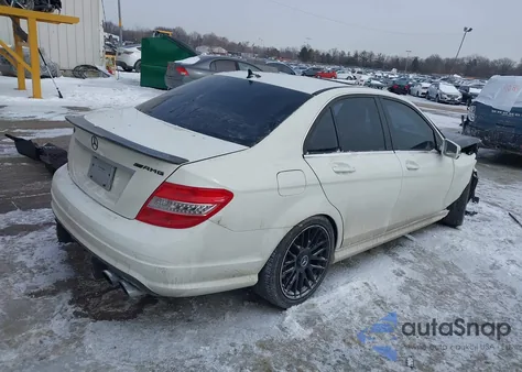 2010 Mercedes-Benz C 63 Amg z USA, uszkodzony, nr VIN WDDGF7HB4AF404144